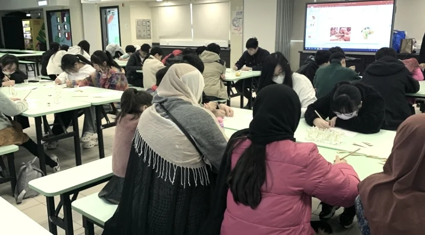 A group of EM families and local secondary school students are joining Travelfa Henna on Glass workshop